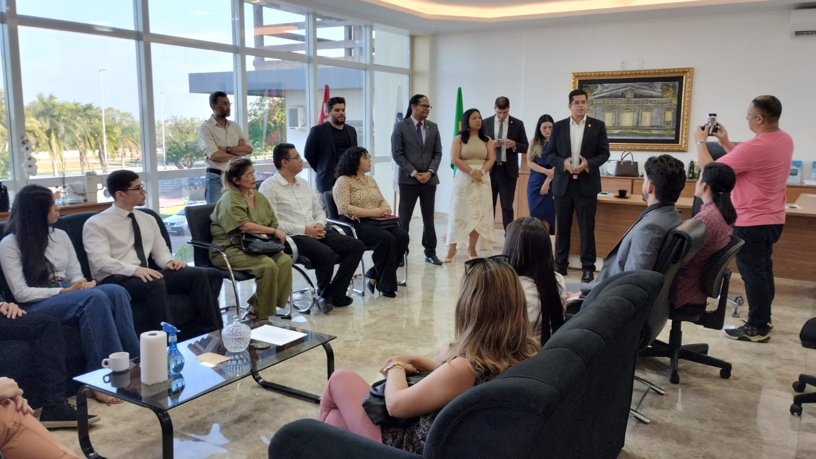 OAB-AP realiza a entrega de carteiras provisórias para 13 novos advogados e advogadas